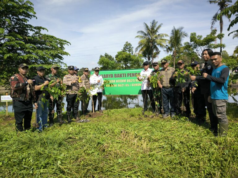 Forkopimcam Gunung Putri Tanam 1000 Pohon di Setu Karanggan