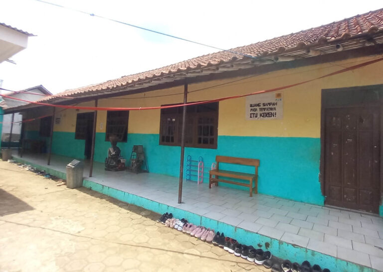 Kekurangan Ruang Kelas, MI Asy-Syarifiyah Terpaksa Lakukan Pembelajaran Dua Sesi