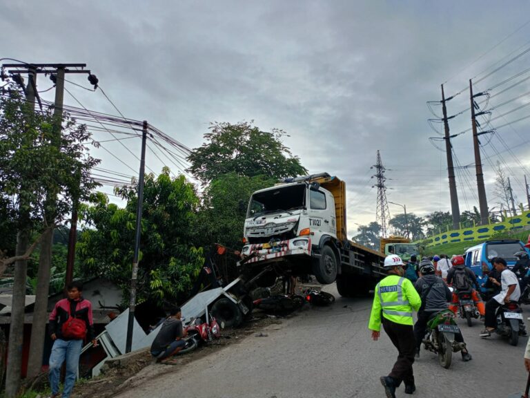 Tidak Kuat Menahan Beban, Mobil Derek Nyungsep Akibatkan Kemacetan