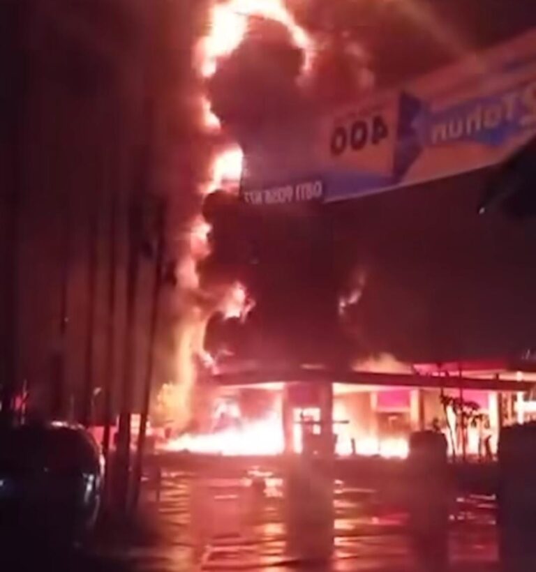 Kebakaran Melanda SPBU di Panangga Cileungsi, Puluhan Petugas Pemadam Berjuang Atasi Api yang Berkobar