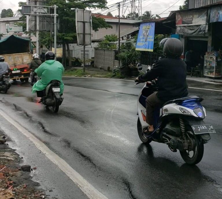 Jalan Raya di Cibungbulang Bergelombang, Kendaraan Besar yang Melintas Alami Kemiringan Bikin Was-was Warga