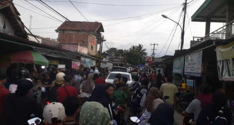 Diwarnai Kemacetan, Jalan Raya Lukut Nangung jadi Tempat Warga Berburu Takjil Sambil Ngabuburit