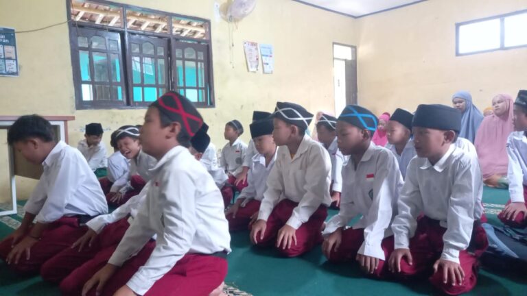 MI Asy Syarifiyah Kuatkan Spiritualitas Siswa dengan Shalat Duha