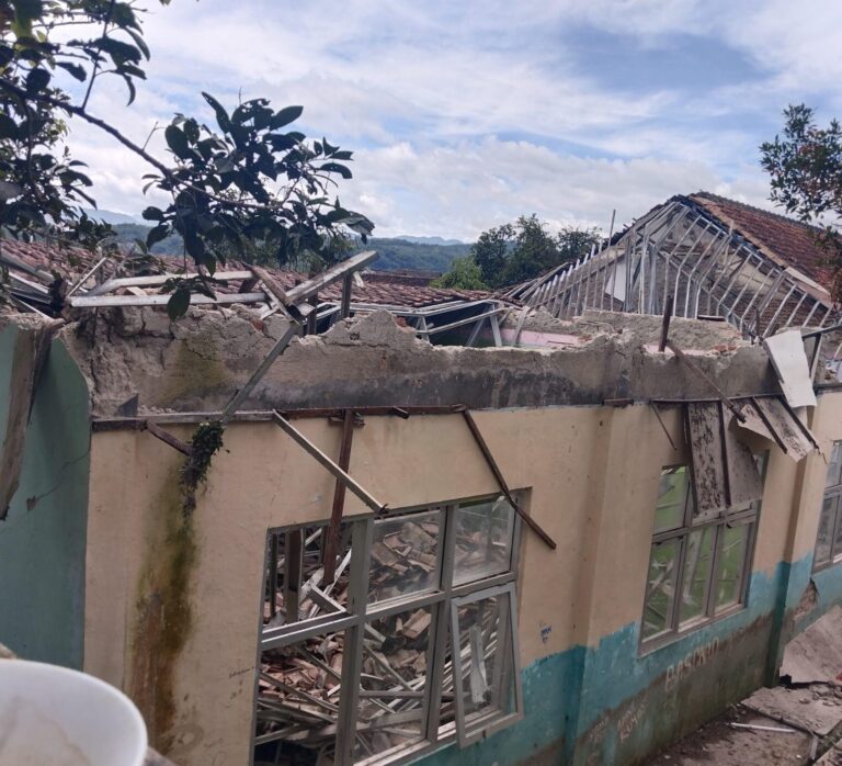 Atap Dua Ruang Kelas SMPN 1 Sukajaya Ambruk