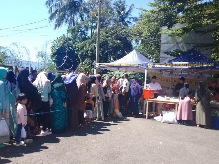 Warga Cijeruk Antusias Antre Operasi Pasar Murah Ramadhan Disdagin, DKP, Distanhortbun dan Bulog