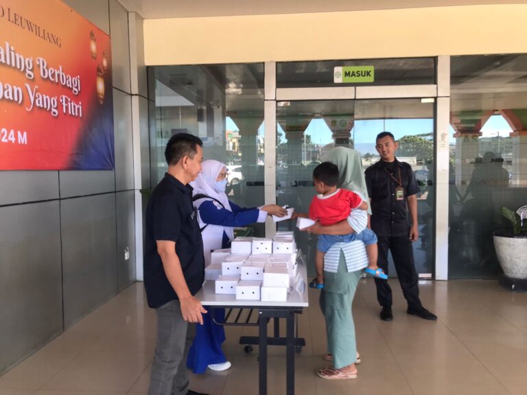 Beri Kontribusi Positif Kepada Masyarakat, RSUD Leuwiliang Bagikan Takjil Gratis Selama Ramadhan 2024