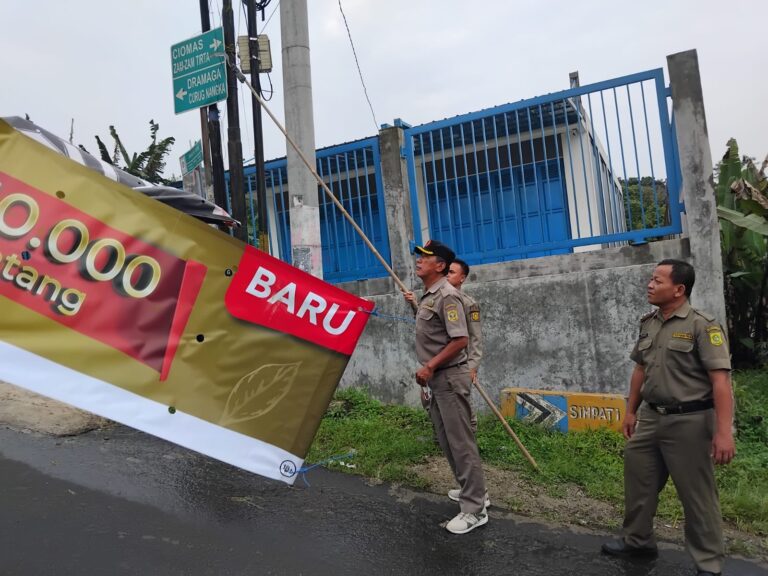 Spanduk Liar Ditertibkan Pol PP Tamansari