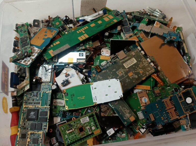 Mendulang Untung dari Limbah Elektronik