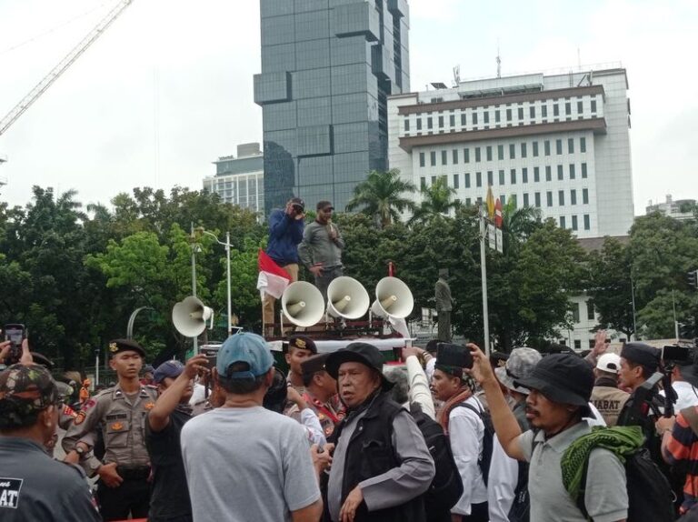 Aksi Demo 2 Kelompok di Patung Kuda Jakpus Ricuh, Saling Lempar Batu dan Botol