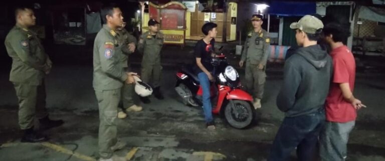 Cegah ‘Perang Sarung’, Satpol PP Leuwisadeng Bubarkan Remaja yang Nongkrong