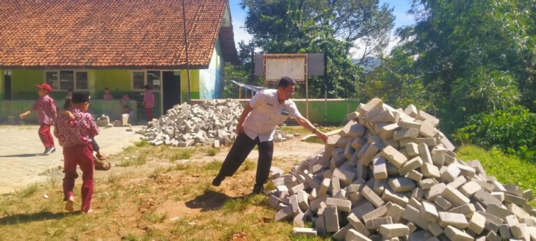 Antam Berikan Bantuan Paving Block ke SDN Parakanmuncang 01