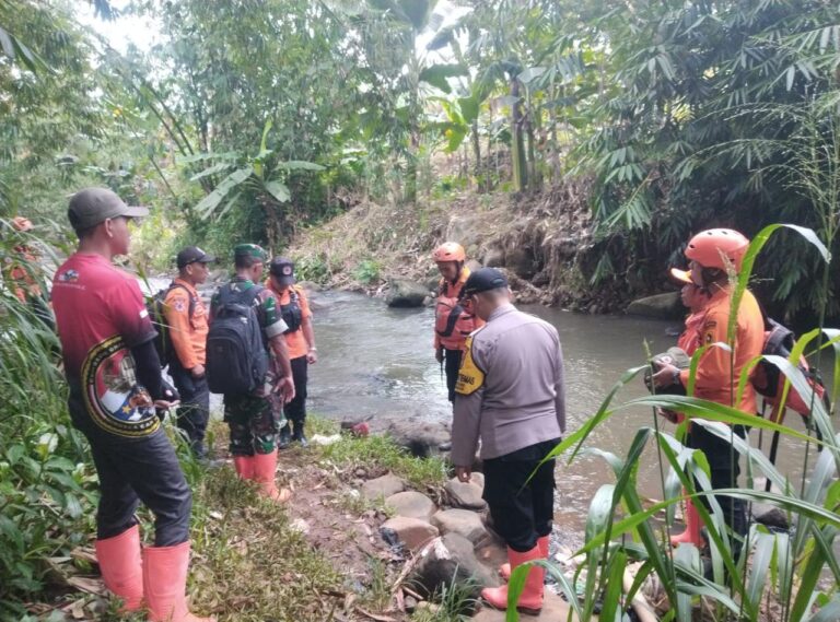 Warga Pamijahan Hanyut di Sungai Ciaruteun
