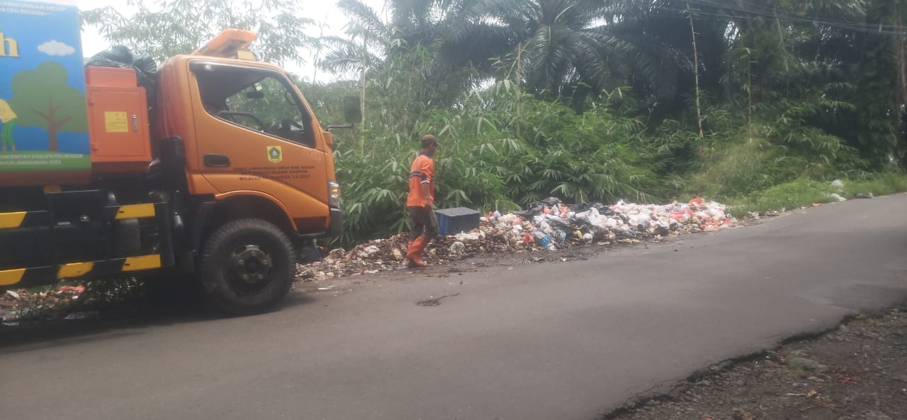 Upt Kebersihan Jasinga Bersihkan Sampah Liar Di Cigudeg