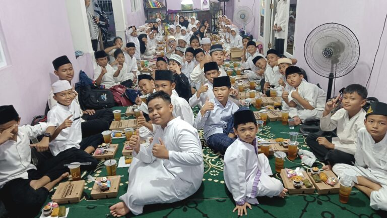 Bertajuk The BEST, RTRQ Semarak Lakukan Kegiatan Santunan dan Buka Bersama