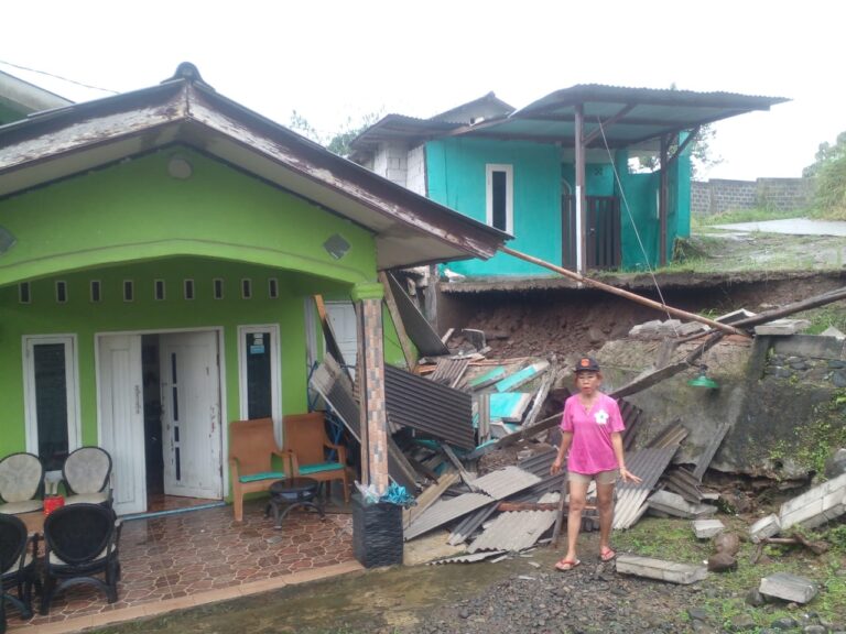 Rumah di Sawah Garung Tamansari Kena Longsor