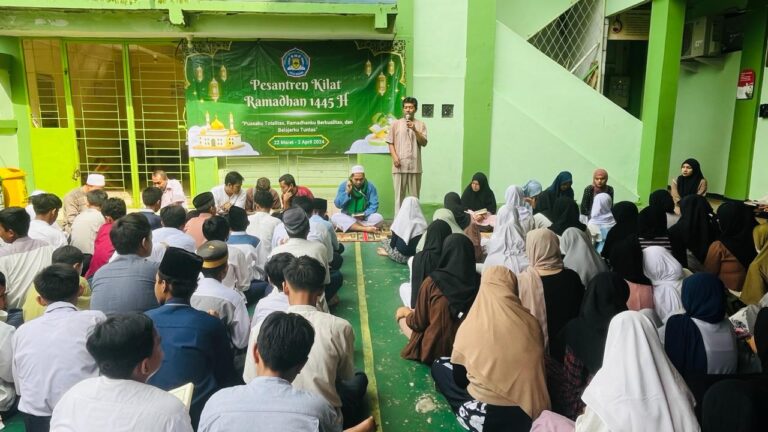 Sanlat SMP Kosgoro Ditutup Santunan  Warga Sekitar