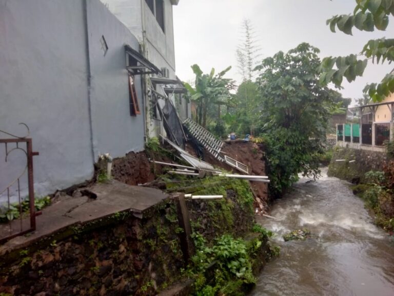 Akibat Hujan Deras, Rumah Warga di Ciomas Nyaris Tergerus Longsor