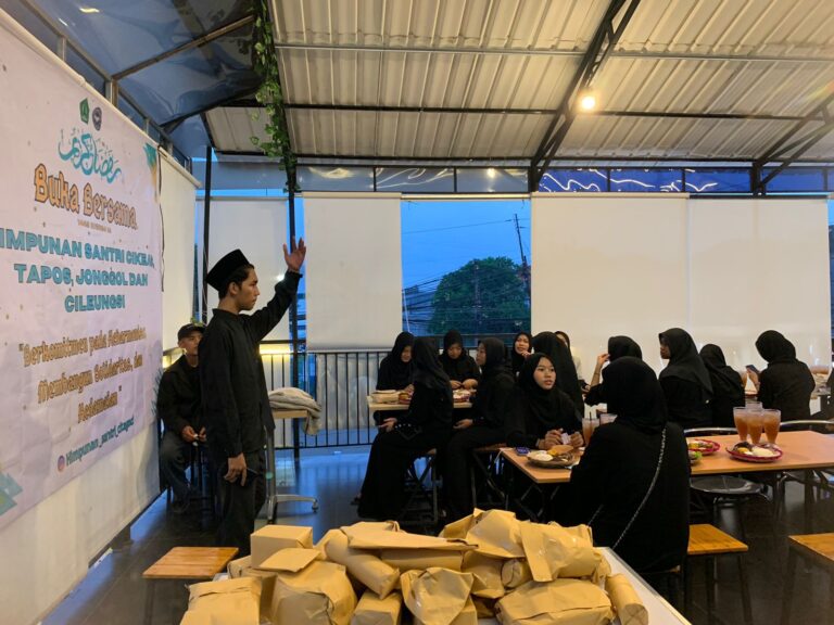 Berbagi Takjil, Santri Citagoci Juga Bukber di Baretti Resto&Bossta Cafe