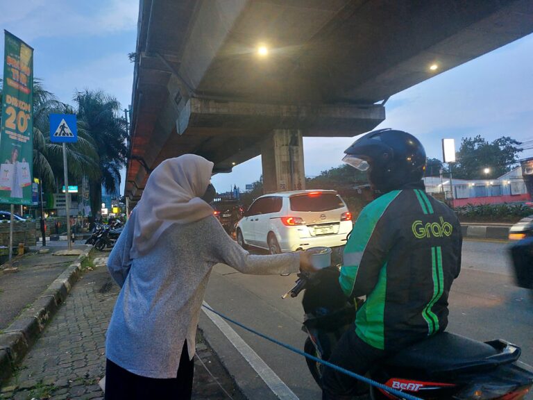 Sixtour: Kisah Inspiratif 6 Mahasiswa UIKA Bogor Berbagi Kebaikan di Tengah Ramadhan