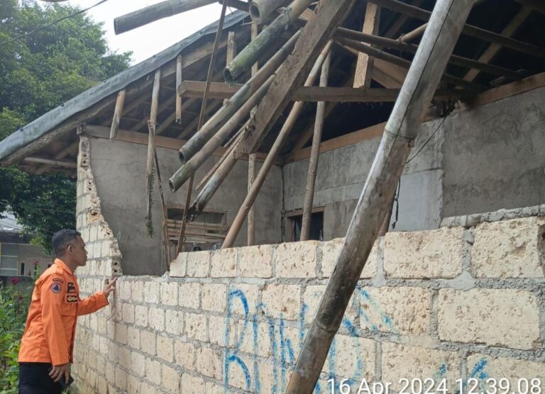 Diguyur Hujan, Rumah Warga di Ciapus Kompas Ambruk