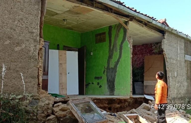 Akibat Curah Hujan Tinggi, 4 Rumah di Ciawi Ambruk