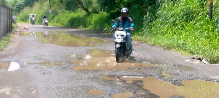 Ditinggal Pensiun Kepala UPT, Jalan Duta Berlian Masih Seperti Kubangan Kerbau