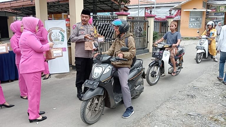Ramadhan, Polsek Nanggung Bagikan Takjil Gratis Kepada Pengendara
