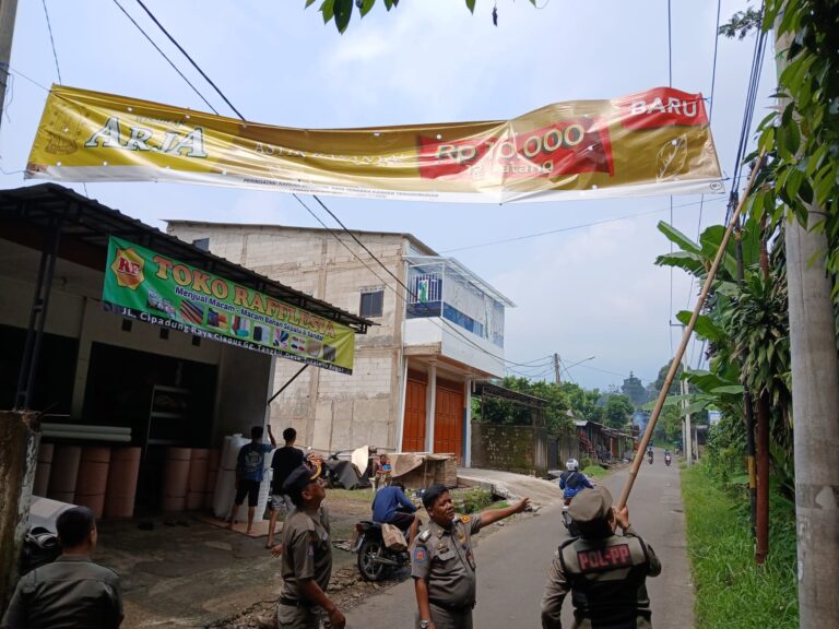 Satpol PP Tamansari Tertibkan Lagi Spanduk Liar