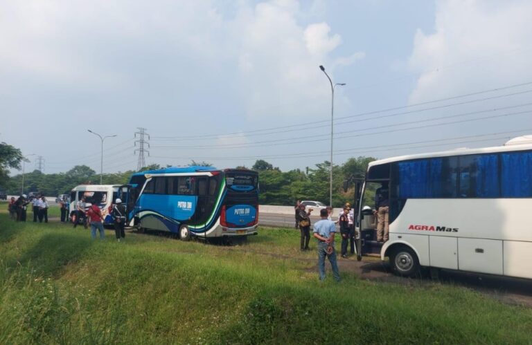 Belasan Kendaraan Wisata di Jalur Puncak Terjaring Ramcek, Imbas Kecelakaan di Subang
