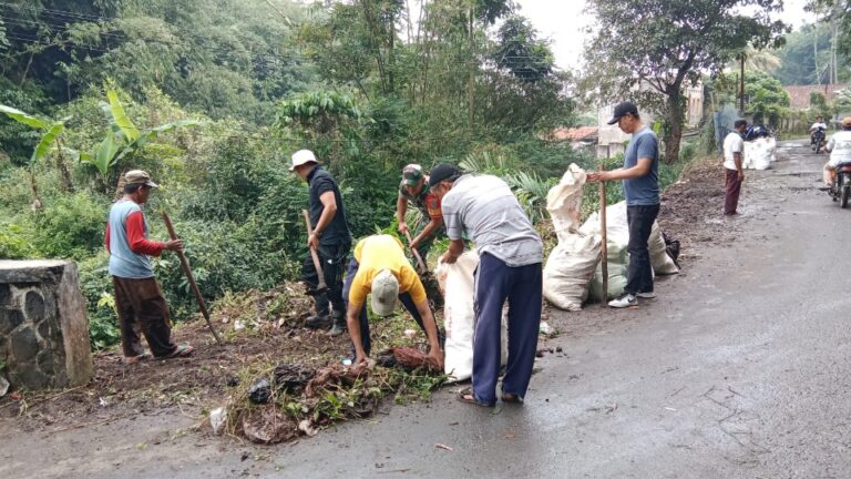 Dua Desa Kolaborasi Beberesih Sampah Dibantaran Sungai