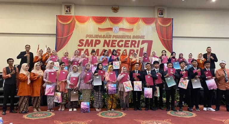 Pelepasan Siswa SMPN 1 Tamansari Sekaligus Pengukuhan Alumni Angkatan 39