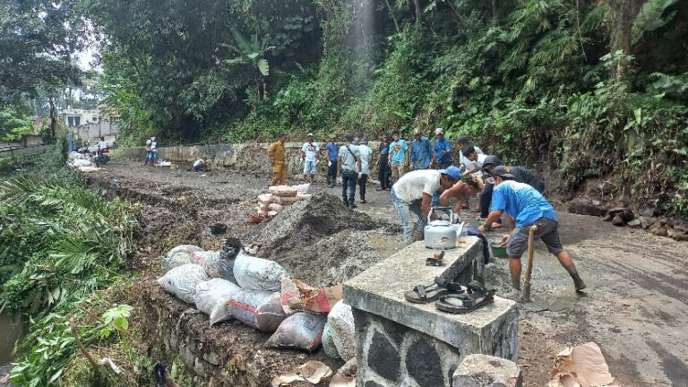Aksi Warga Jambuluwuk Bersihkan Sampah di Bantaran Sungai