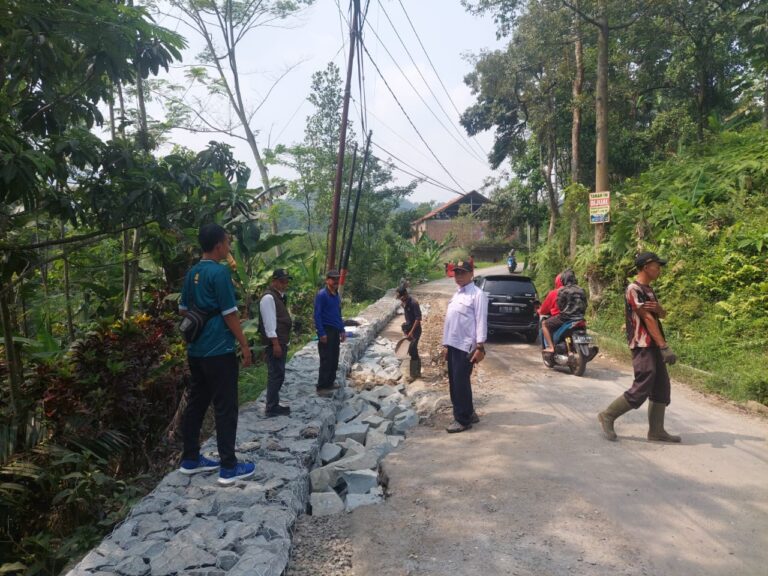 Penanganan Tanggap Darurat Bencana, Kepala UPT Jalan Jembatan Wilayah VI Cigudeg Lakukan Monitoring