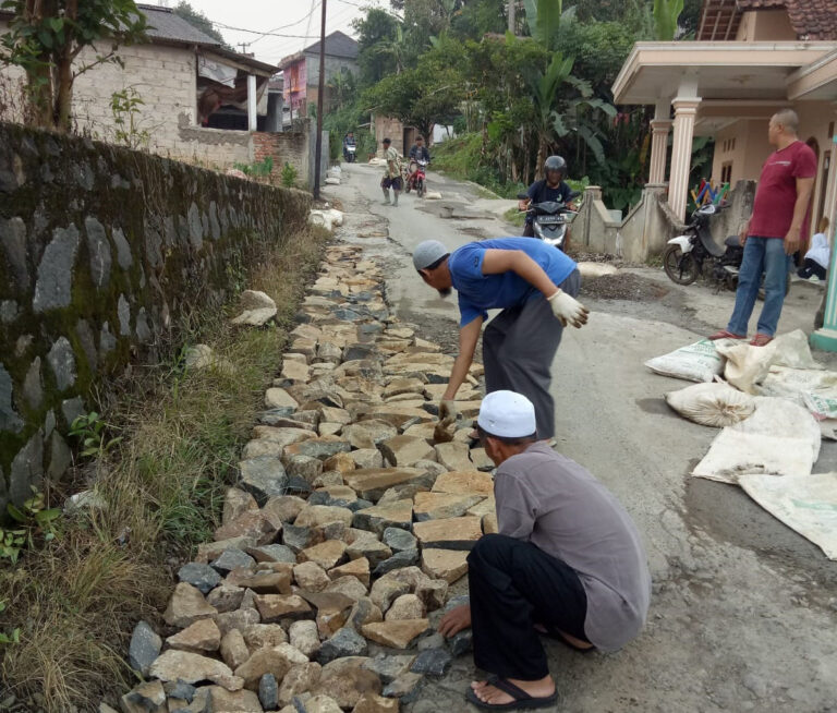 Sering Terjadi Kecelakaan, Warga Cisarua Swadaya Perbaiki Jalan Berlubang