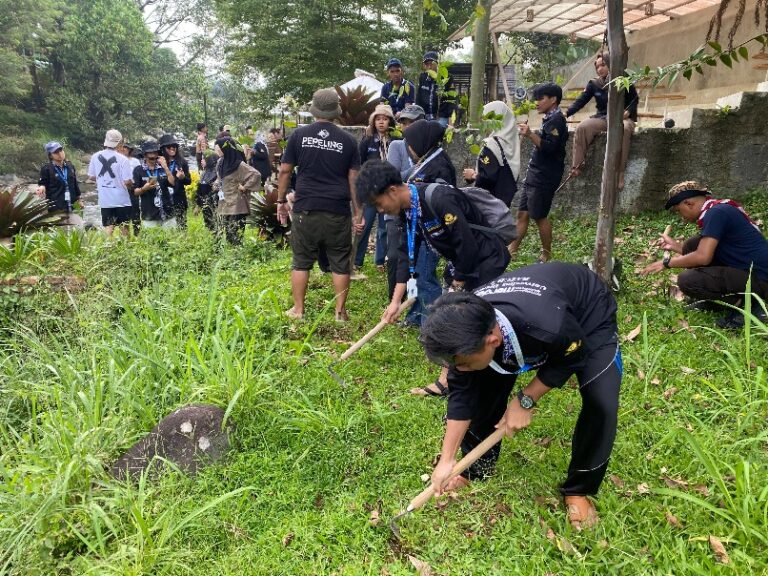 Komunitas Pepeling Puncak Gagas Aksi Gerebeg Runtah di Ciliwung