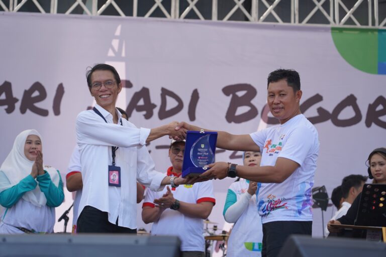 Bebaskan Daerah Blank Spot, Bupati Bogor Ganjar PT Telkomsel Penghargaan