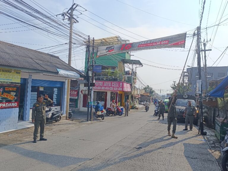 Spanduk Habis Masa Ijinnya di Tertibkan Pol PP Tamansari