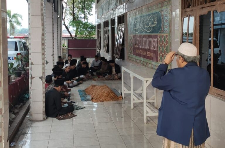 Santri di Ciomas Ditemukan Meninggal Dunia, Diduga Jatuh Dari Pohon