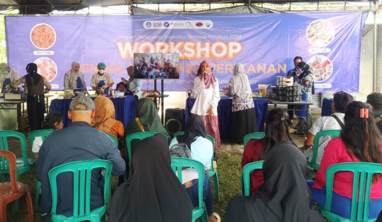 Meningkatkan Pendapatan Ekonomi, Warga Desa Sukajadi Ikuti Workshop Pengolahan Ikan