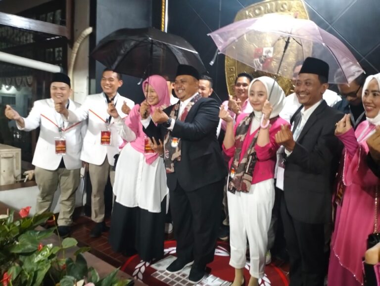 Ini Makna Simbol Payung Versi Pasangan Atang-Annida