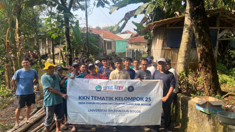 Jaga Kebersihan, Kelompok KKN 25 UIKA Bogor Bersama Warga Desa Dukuh Hilir Gotong Royong Bersihkan Sampah
