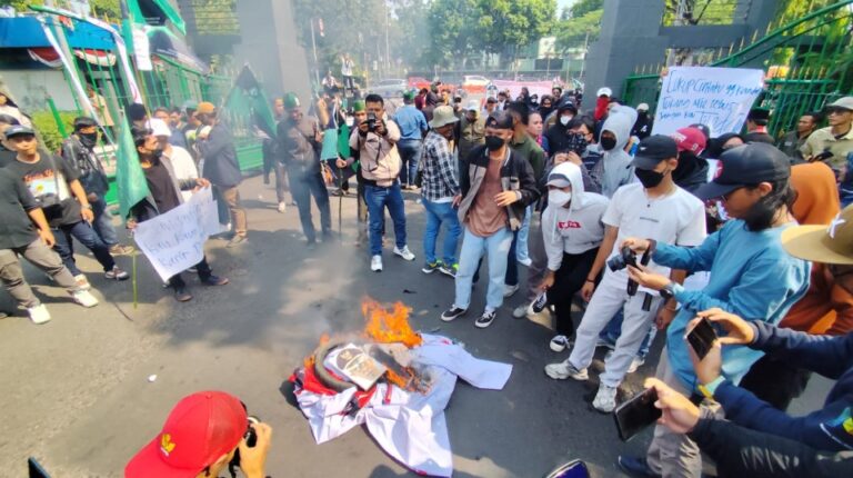 Mahasiswa Beri Kartu Merah ke Asmawa Tosepu Akibat Bikin Gaduh di Bogor