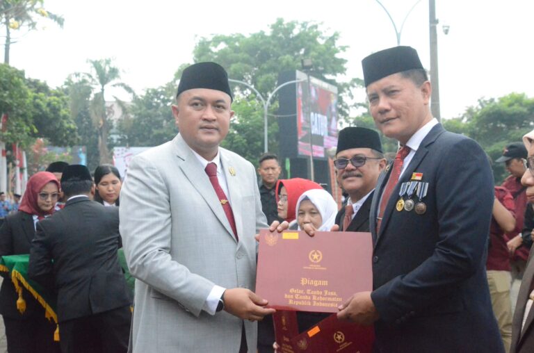 Usai Upacara Pengibaran Bendera Merah Putih, Ketua DPRD Rudy Susmanto Beri Penghargaan pada Kadisparbud