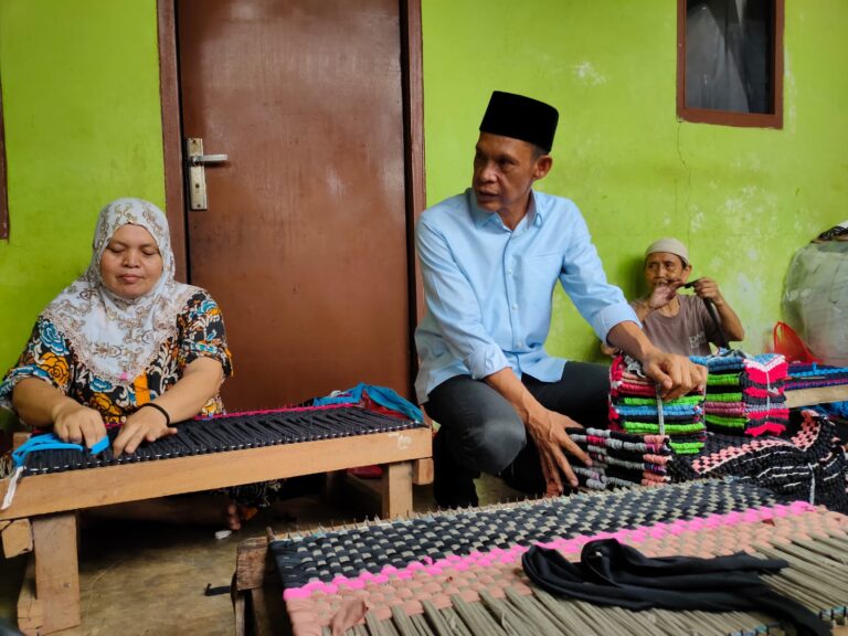 Jaro Ade Datangi Pengrajin Keset, UMKM Masuk Visi Misinya