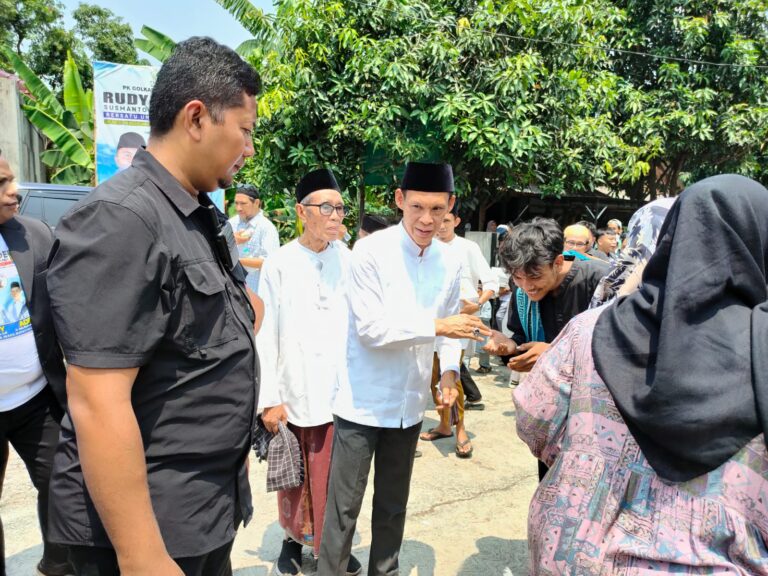 Jaro Ade Tampung Aspirasi Warga Leuwisadeng Sambil Bagikan Susu dan Makan Siang Gratis