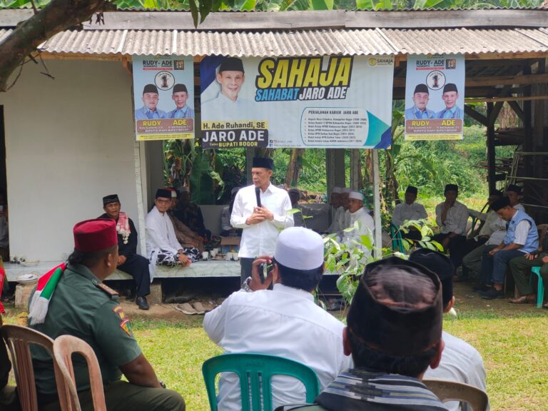 Jaro Ade Berikan Bibit Pohon Kemenyan Kepada Kelompok Tani untuk Jaga Kelestarian Gunung