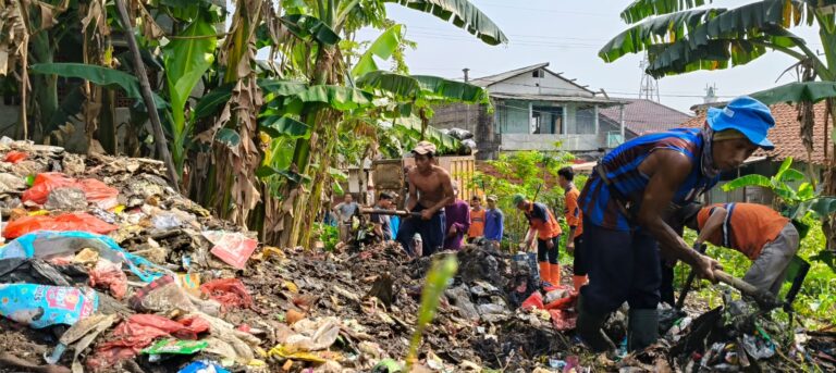 Warga Keluhkan Tumpukan Sampah, Jaro Ade Respons Komunikasi dengan Komisi III dan DLH pun Langsung Bersihkan Sampah