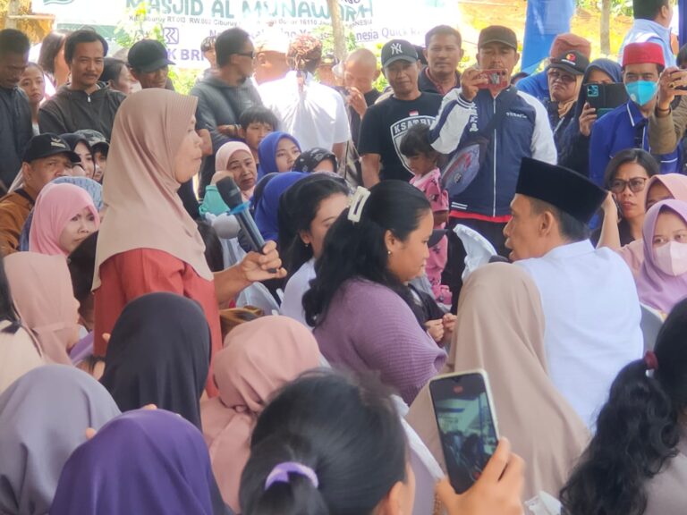 Jaro Ade Dengarkan Keluhan Warga Ciburuy