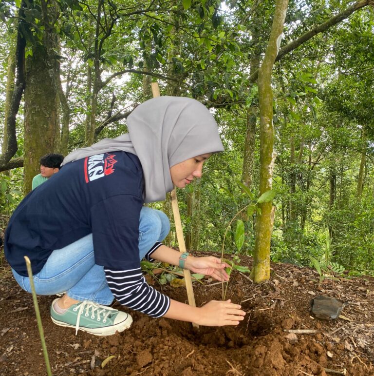 IPB University 49 Menanam Asa Menjaga Lingkungan