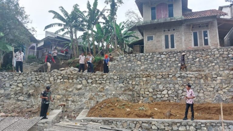 Tim Monev Periksa Fisik Bankeu Ke Desa Desa